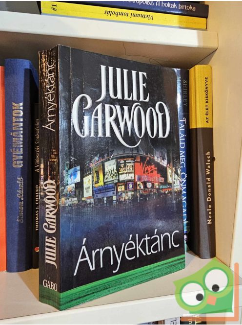 Julie Garwood: Árnyéktánc (Buchanan/FBI 6.)